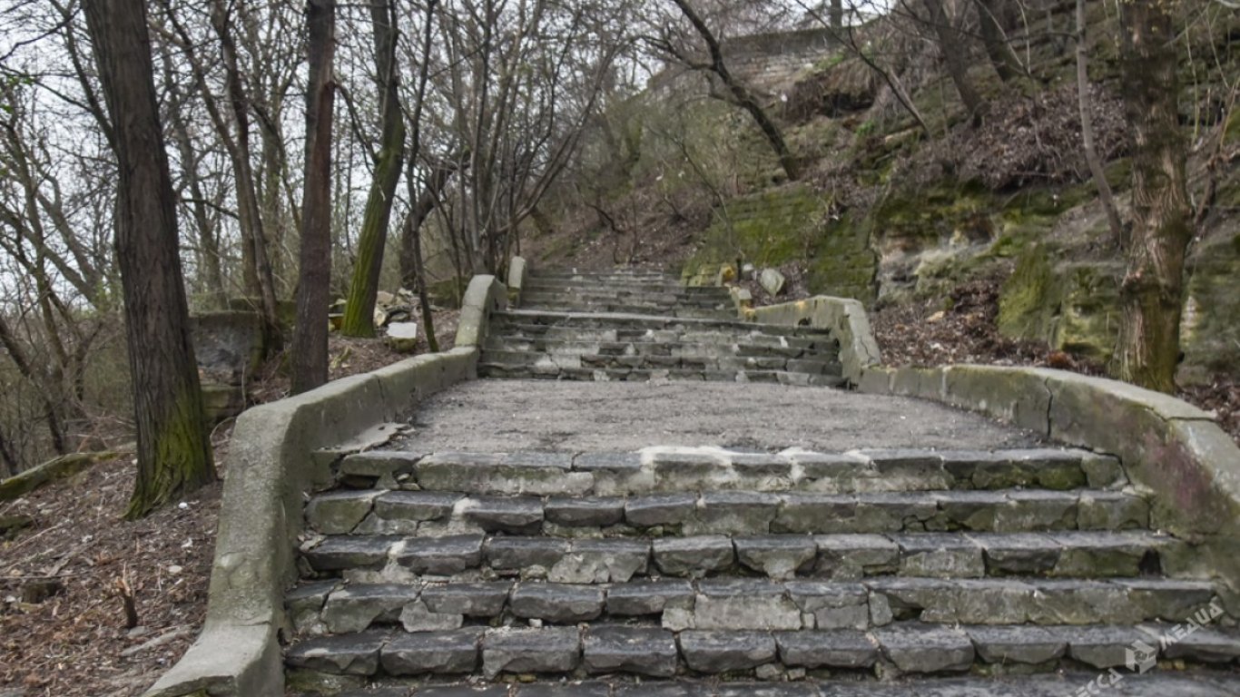 Розтрощені сходи з горами сміття - у якому стані узбережжя після туристичного сезону в Одесі