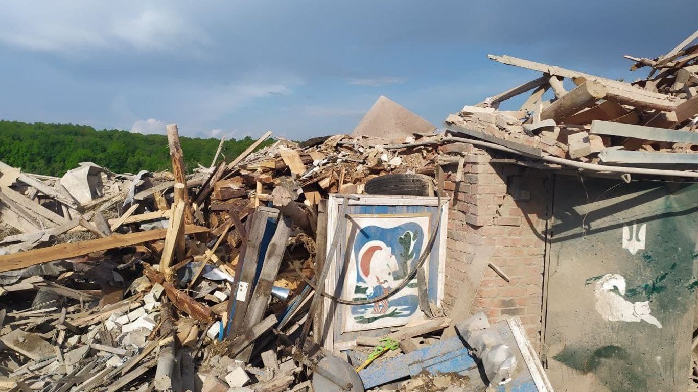 Російський літак вдарив по Сумщині: зруйновані будинки, є поранені