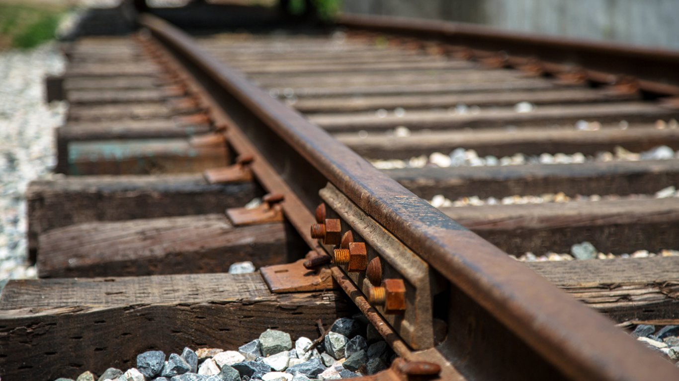 Мужчину сбил поезд в Харькове - он чудом выжил