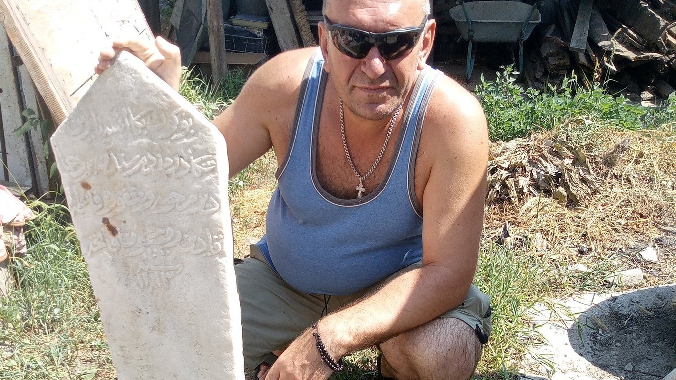 В Измаиле после обмеления Дуная обнаружили реликвии с арабскими надписями