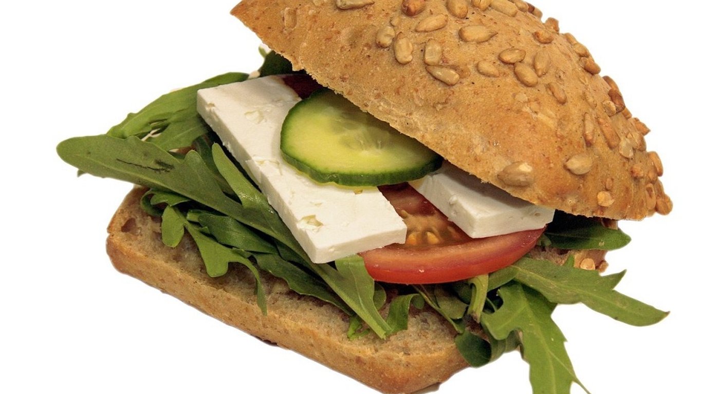 З чим зробити бутерброди замість ковбаси: 25 ідей