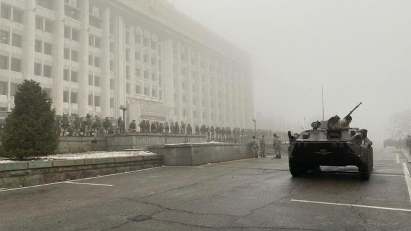 В Казахстане возле резиденции президента от обстрела погиб сотрудник телеканала