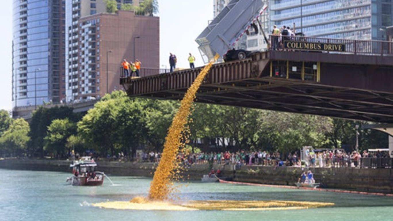 В Чикаго в реку высыпали 70 тысяч резиновых уточек: зачем