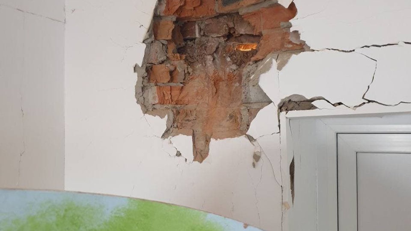 Під Києвом окупанти обстріляли пологовий будинок з породіллями - відео