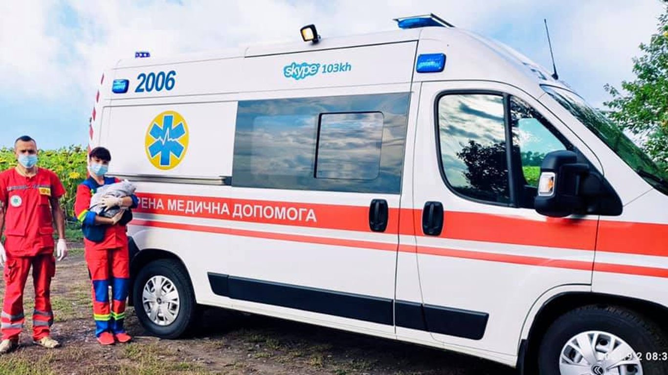 В Харьковской области жительница Кегичевского района родила сына в машине скорой помощи