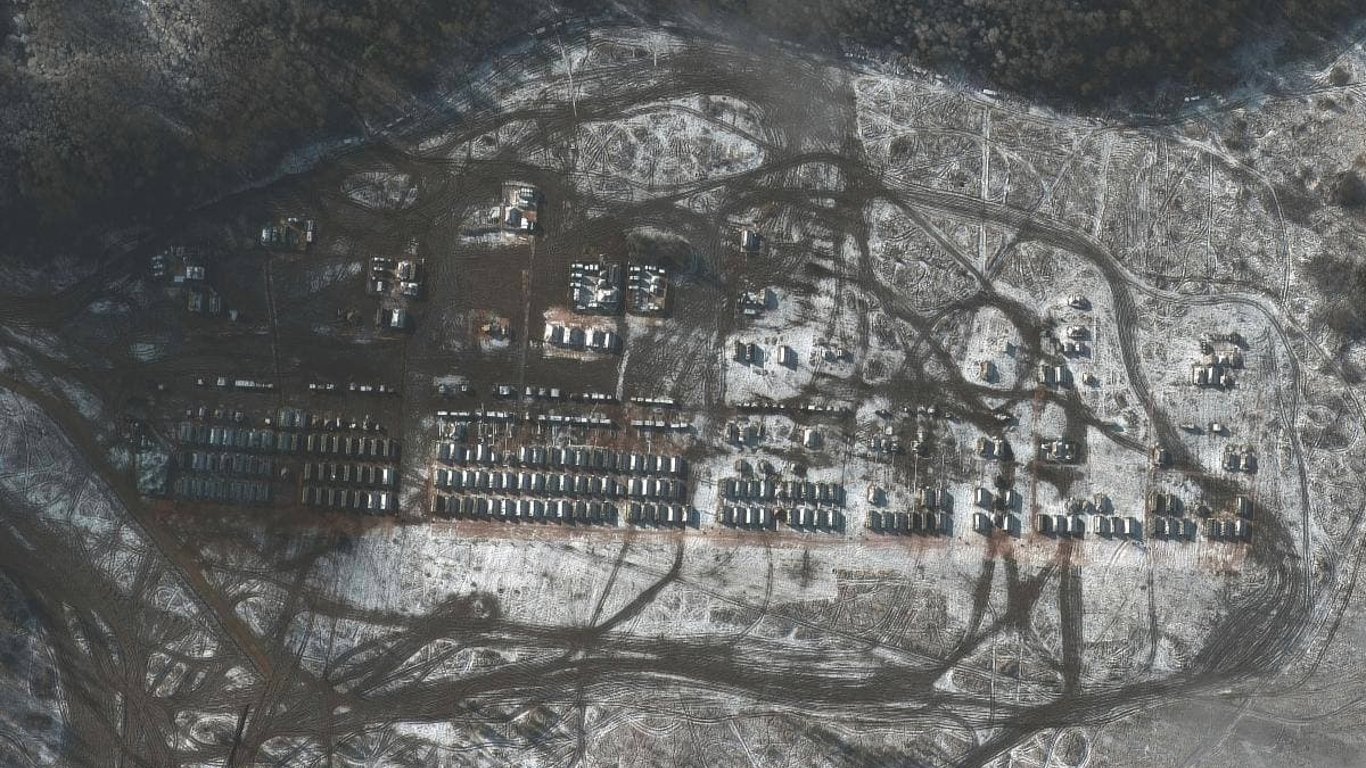 Россия продолжает наращивать силы в Крыму и у границ Украины — спутниковые снимки