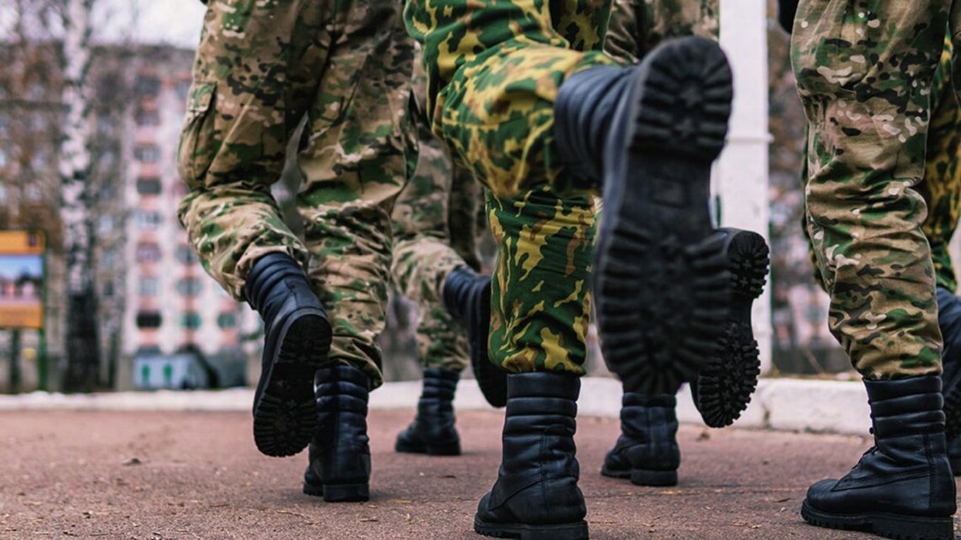 Россияне массово отказываются подписывать контракты на военную службу, — Минобороны