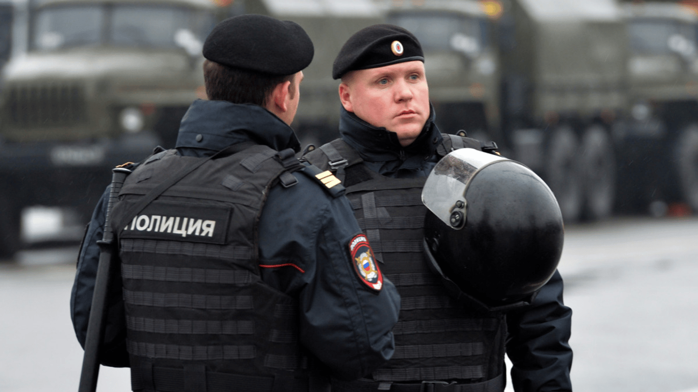 В москве забрали в полицию женщину, которая слушала гимн Украины: СМИ рассказали, как над ней издевались