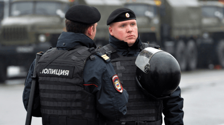 У москві забрали в поліцію жінку, яка слухала гімн України: ЗМІ розповіли, як з неї знущалися - 285x160
