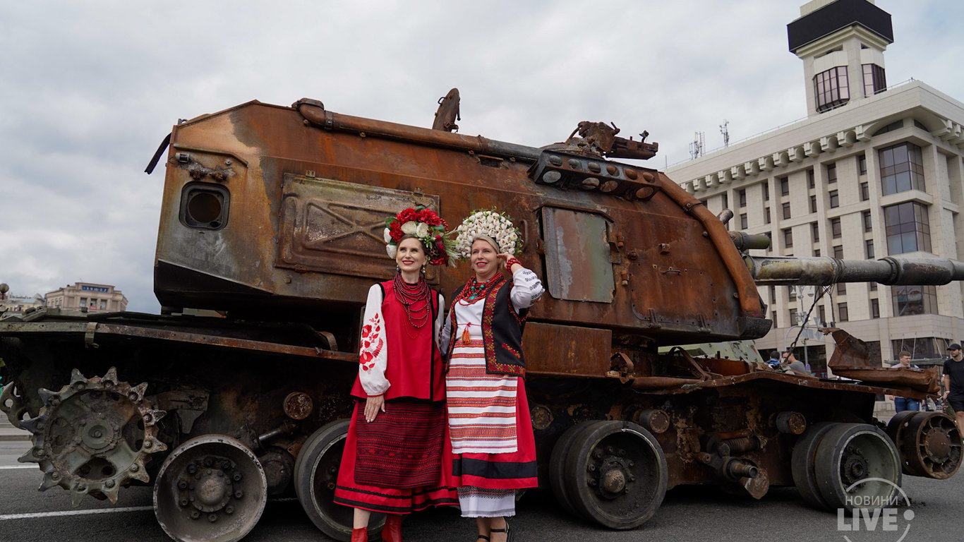 В Киеве на Крещатике разместили "парад" ржавой и разбитой российской техники (фото)