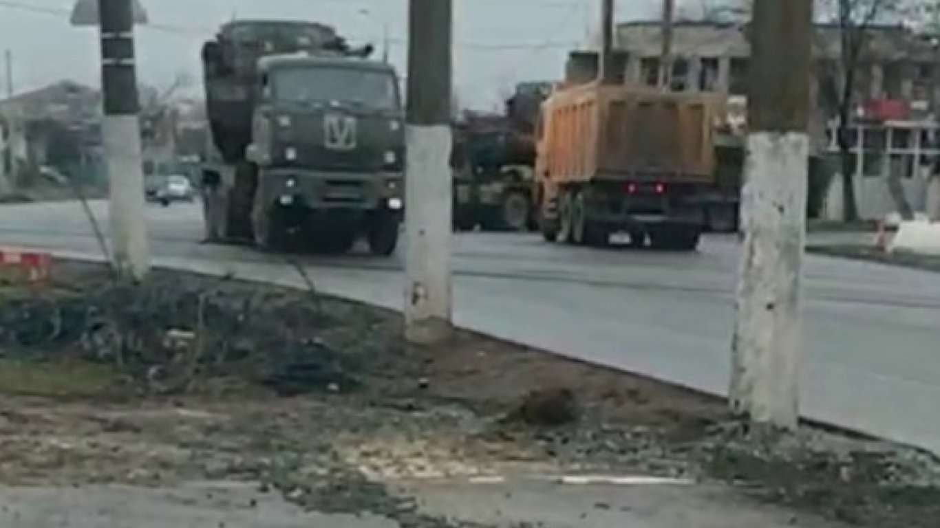 Через Маріуполь рухається багато військової техніки ворга: відео