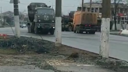 Враг активизировал движение военной техники через Мариуполь: куда направляются оккупанты - 285x160