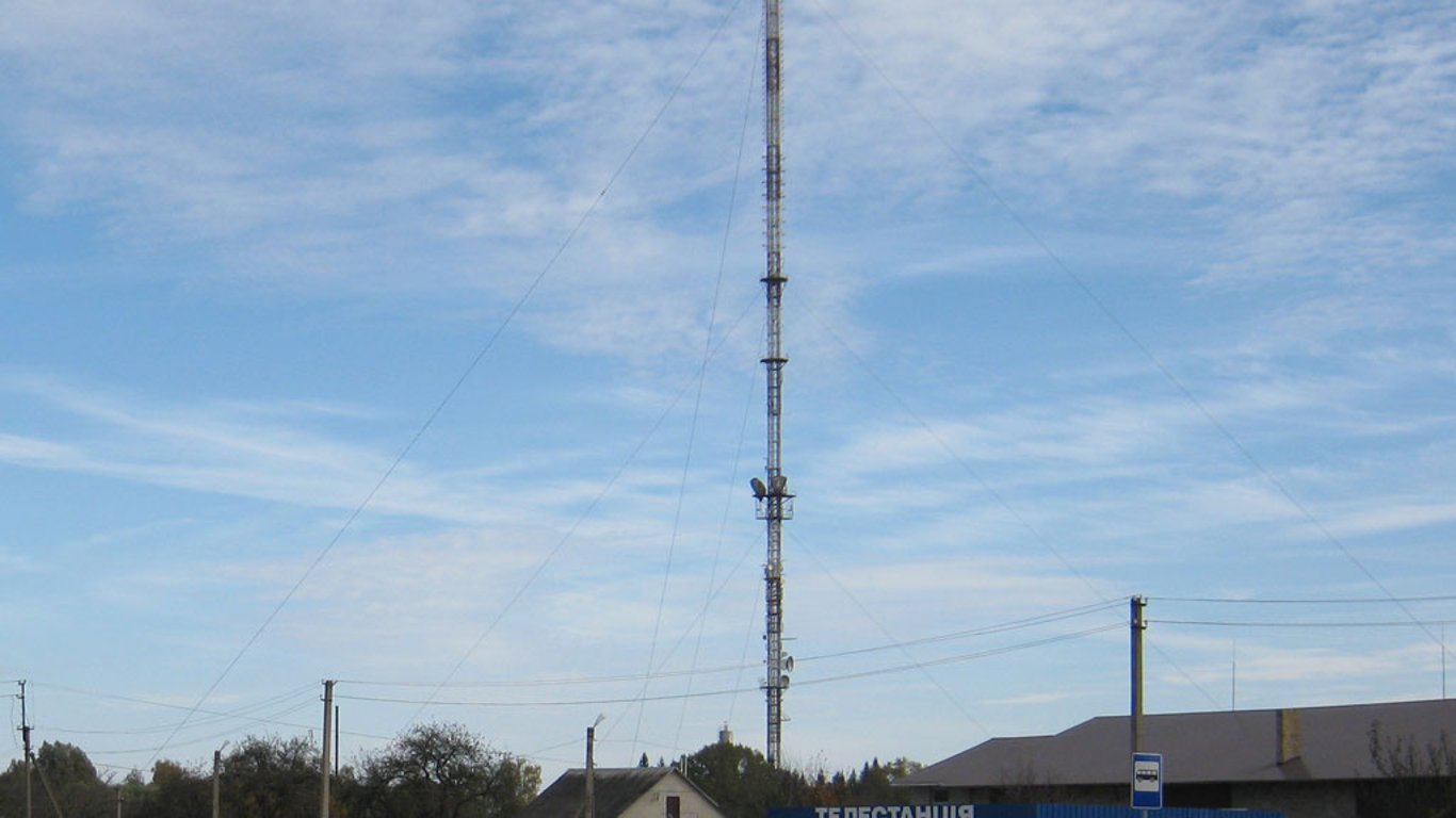 В Ровенской области из-за вражеского авиаудара повреждена телебашня: не работает теле- и радиовещание