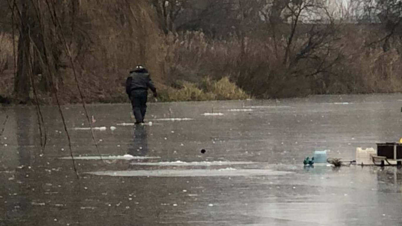 В Харьковской области рыбаки выходят на тонкий лед