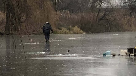 У Харківській області рибалки масово виходять на тонкий лід. Кадри - 285x160