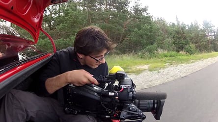 Харків'янин знімав на відео проїжджі машини, перебуваючи в багажнику авто. Фото - 285x160