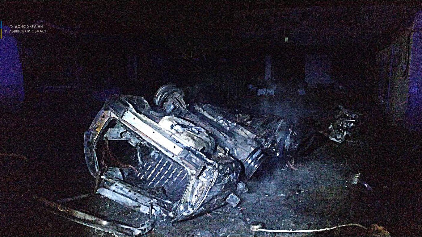 У Кам'янці-Бузькій вщент згорів автомобіль - фото