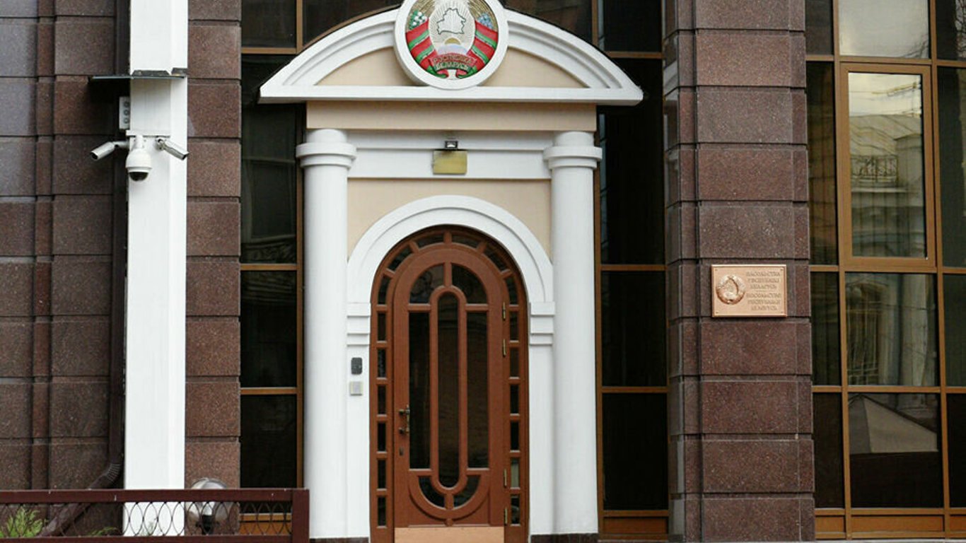 Из Украины выехали 11 работников посольства Беларуси