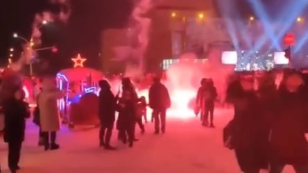 В окупованому Луганську люди прийшли на "ялинку" і мало не згоріли від салюту, який падав їм прямо під ноги. Відео - 285x160