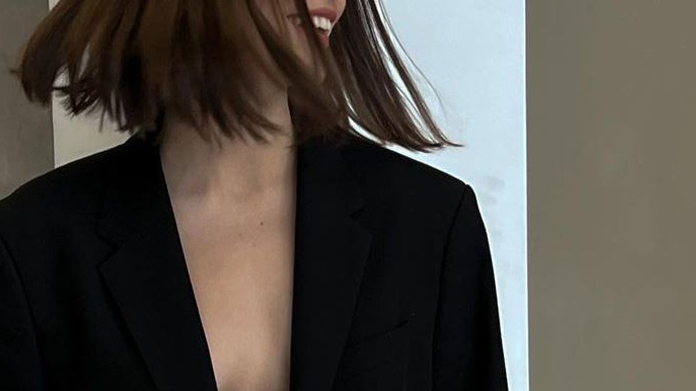 Самая модная и базовая рубашка весны 2022: как ее стильно носить - фото