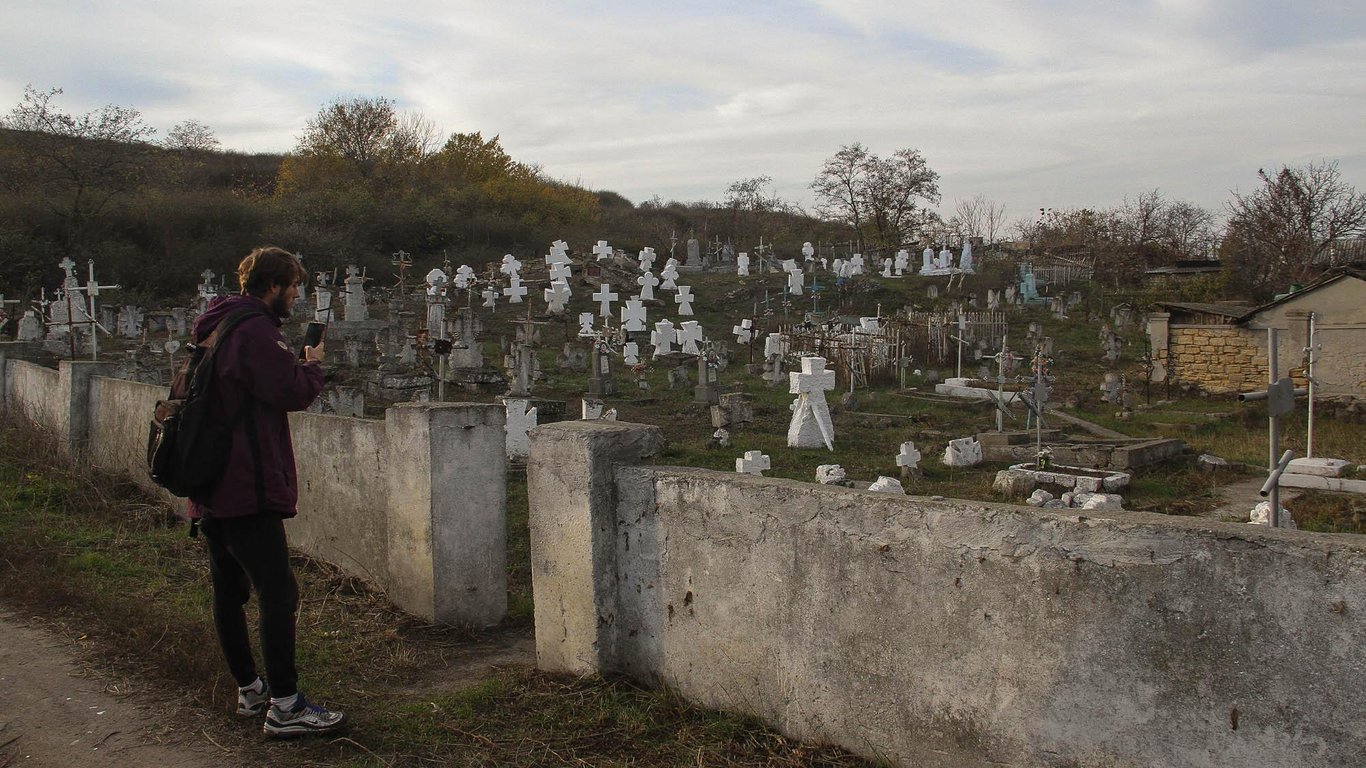 В Одессе блоггеры нашли старинное кладбище