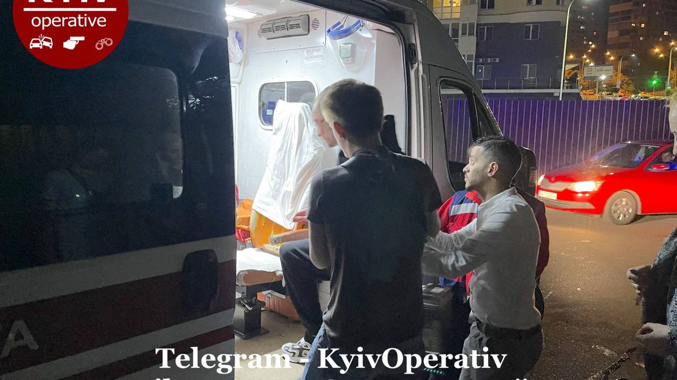 В Киеве парень разбился на электросамокате