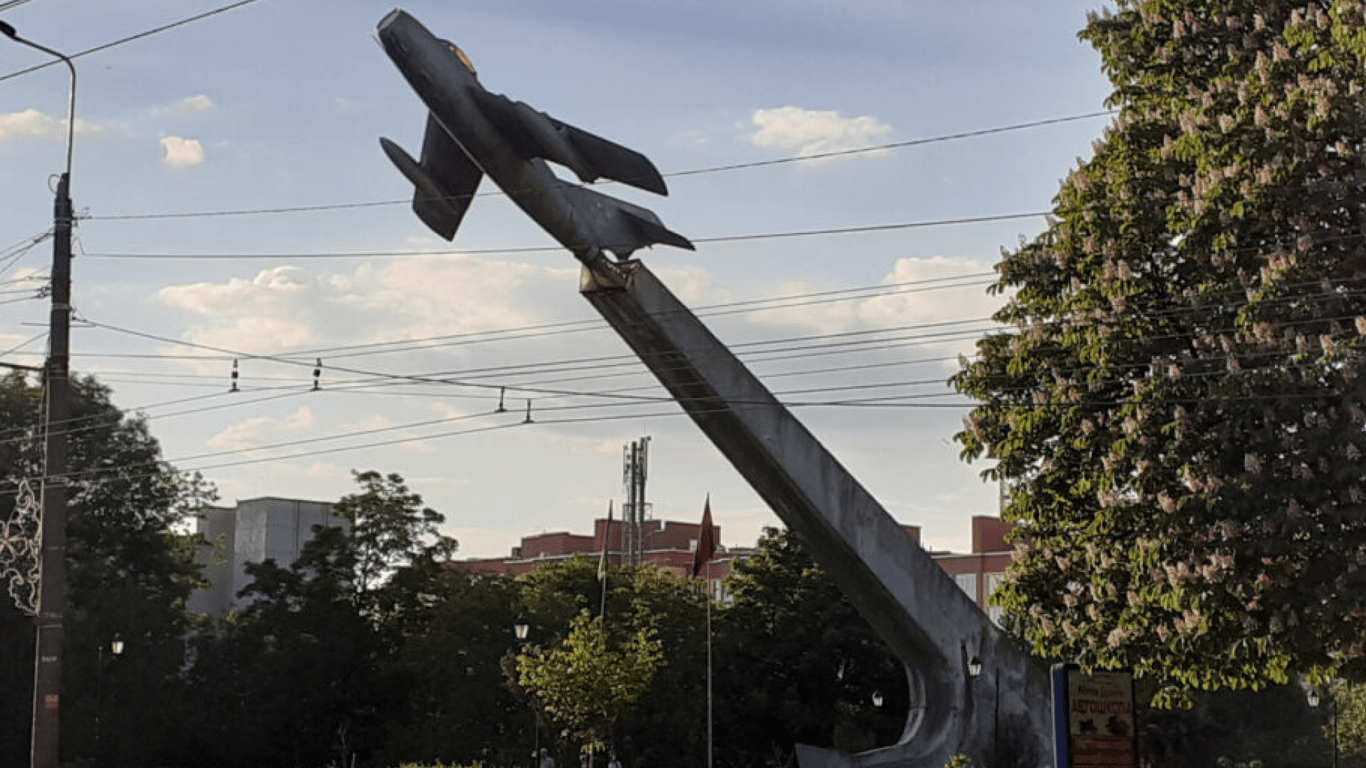 В Тернополе выставили на аукцион демонтированный советский самолет-памятник