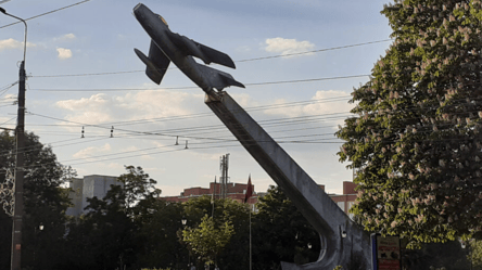 У Тернополі виставили на аукціон демонтований радянський літак-пам'ятник - 285x160