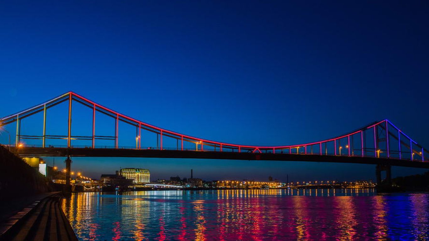 День сердца - в Киеве подсветили красным светом пешеходный мост - Новости Киева