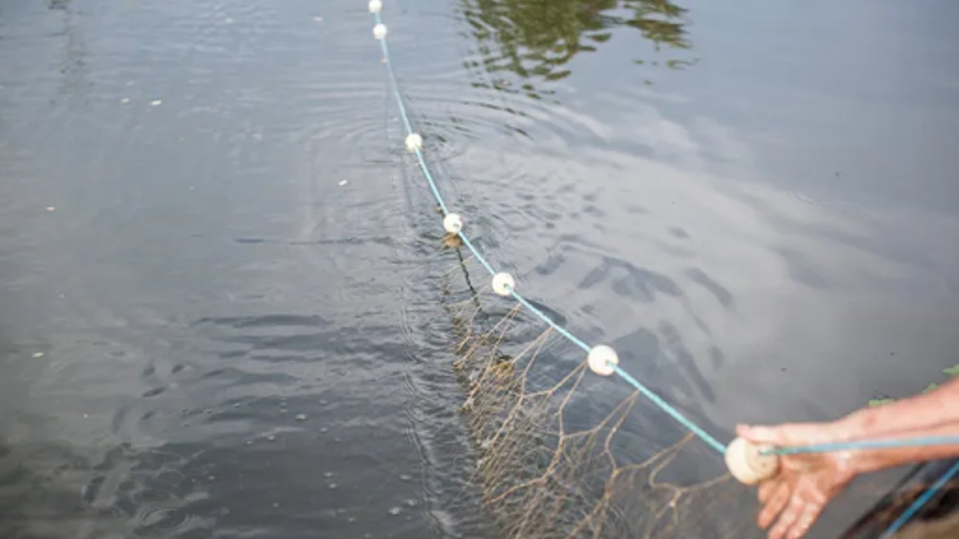 На Харьковщине поймали браконьеров, которые ловили рыбу сетями