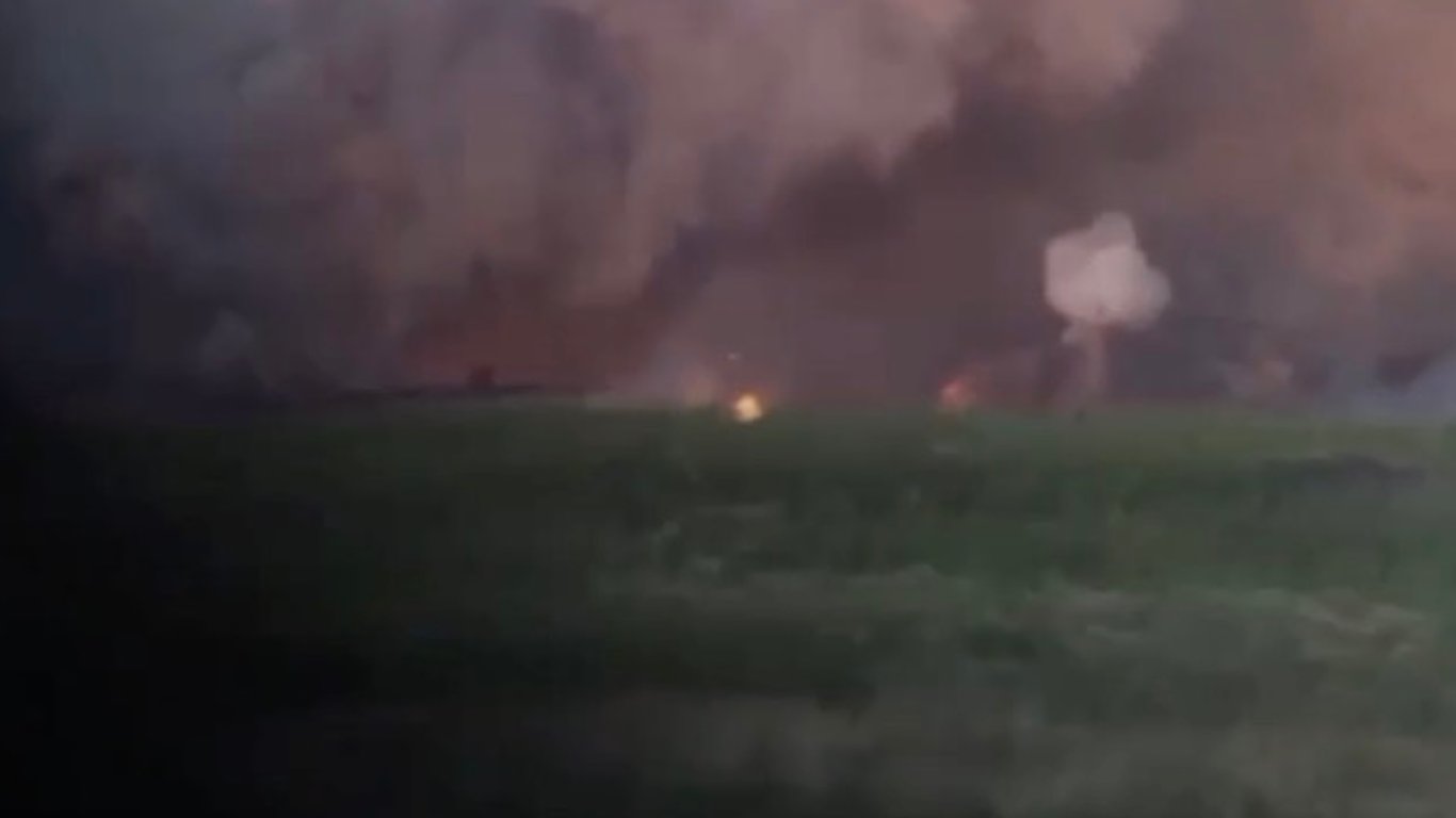 В оккупированном Шахтерске раздаются взрывы - горит склад боеприпасов, население эвакуируют