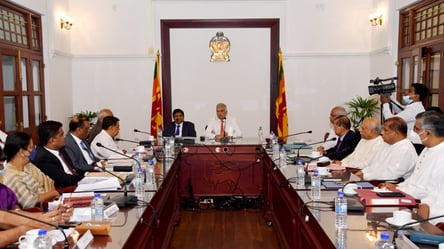 Политический кризис в Шри-Ланке: президент согласился на отставку, уже есть временный преемник - 285x160