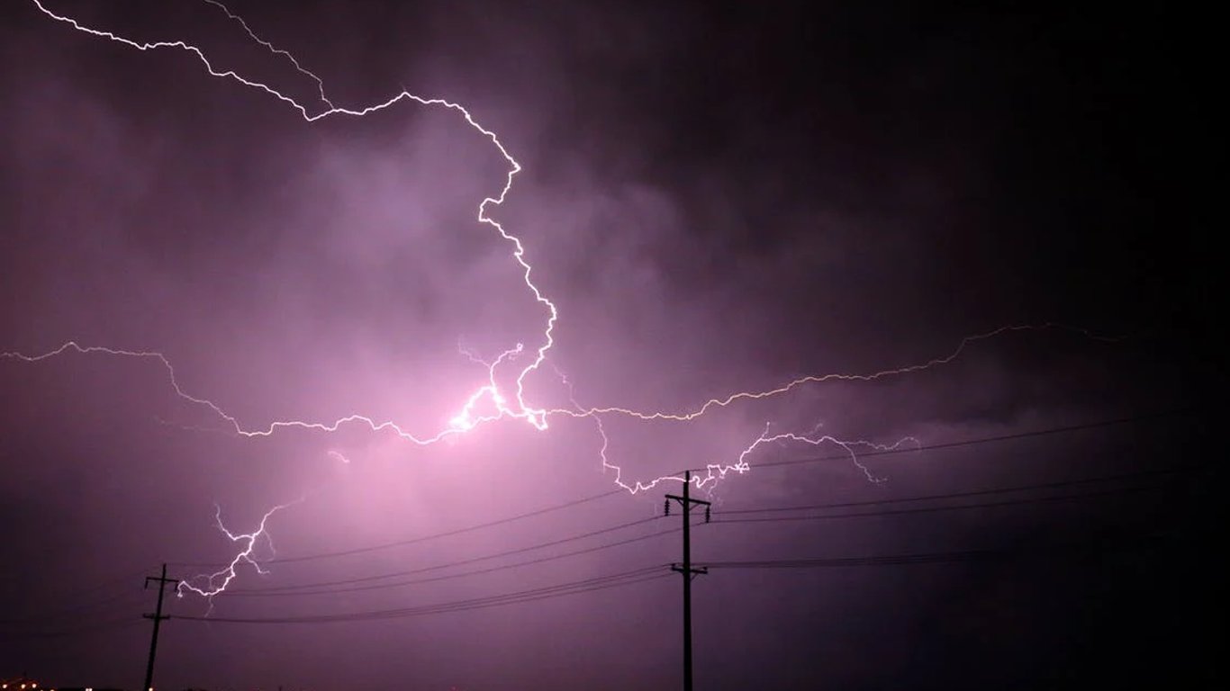 У США пронісся потужний шторм: 340 тисяч людей залишились без електропостачання, загинула дівчина