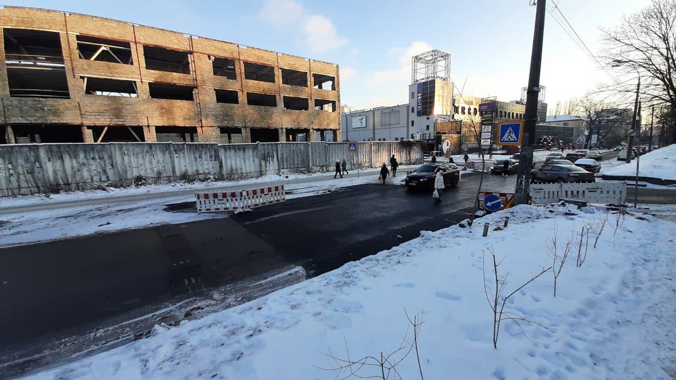 У Києві кладуть асфальт серед снігу при мінус 12