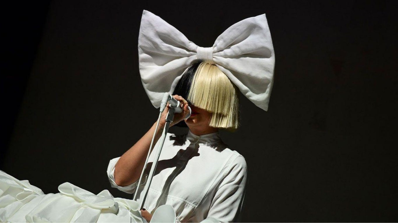 Sia выступила на рождественской вечеринке Ким Кардашьян