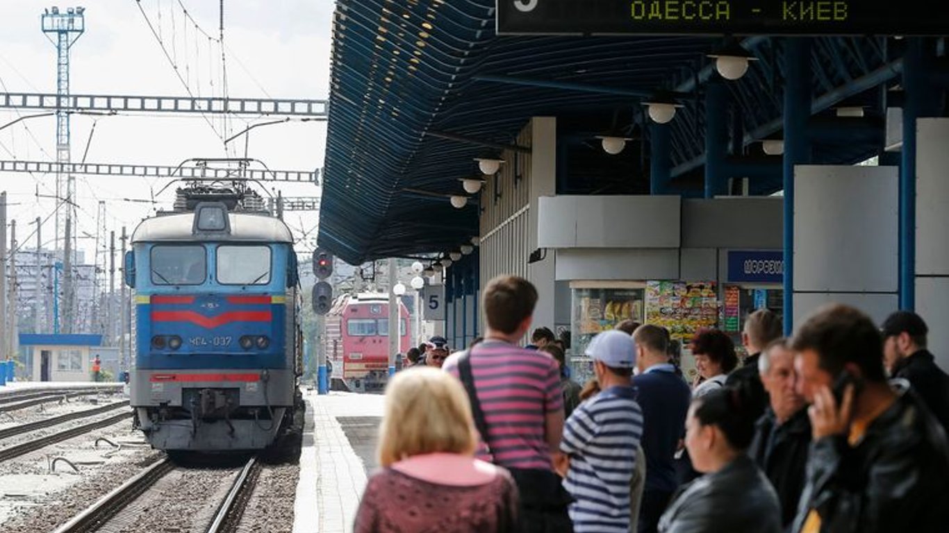 В вагоне поезда "Укрзализныци" с потолка текла вода - пассажир снял это на видео