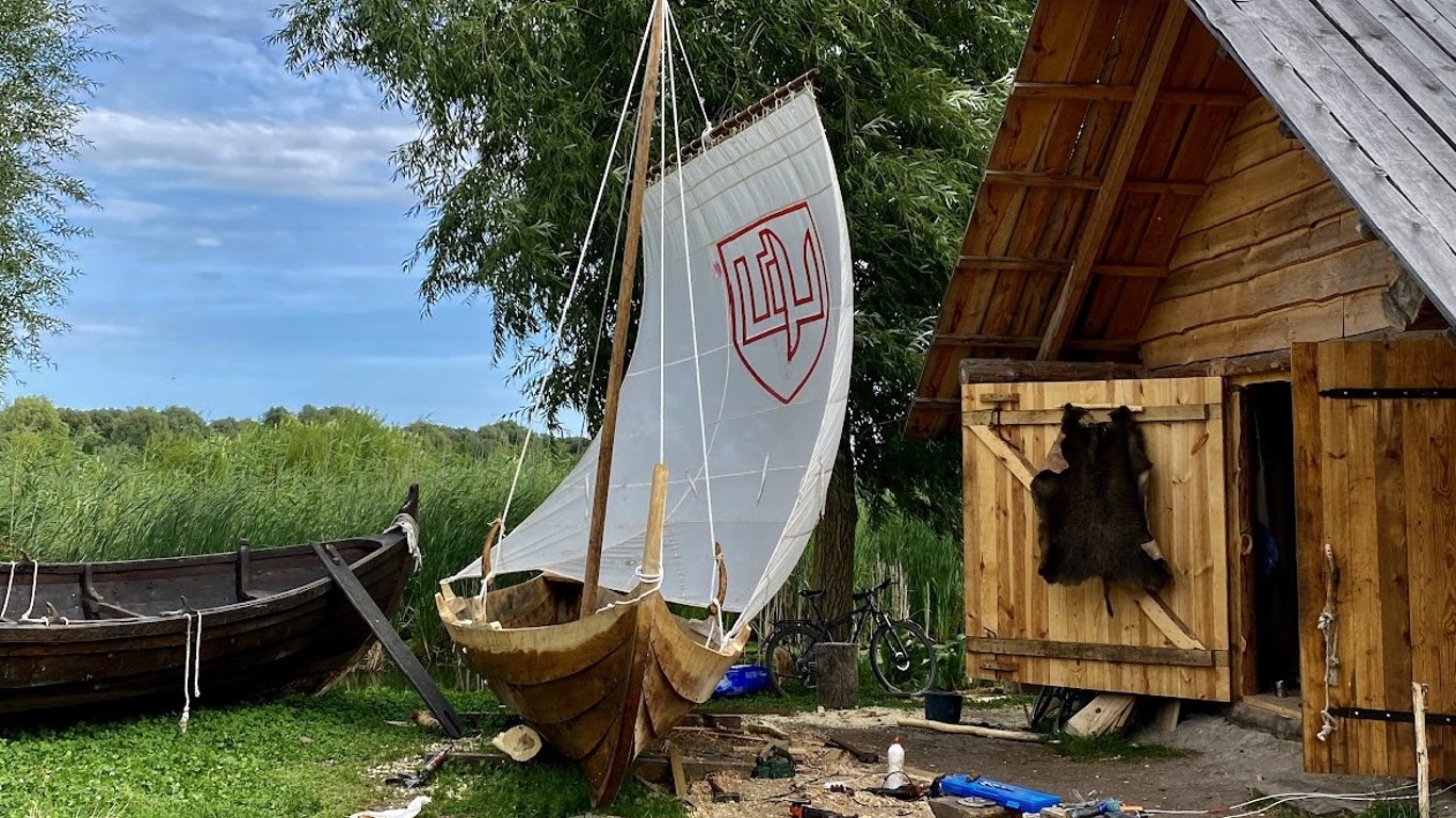 В Ровно воспроизвели шестиметровую скандинавскую лодку (фото, видео)