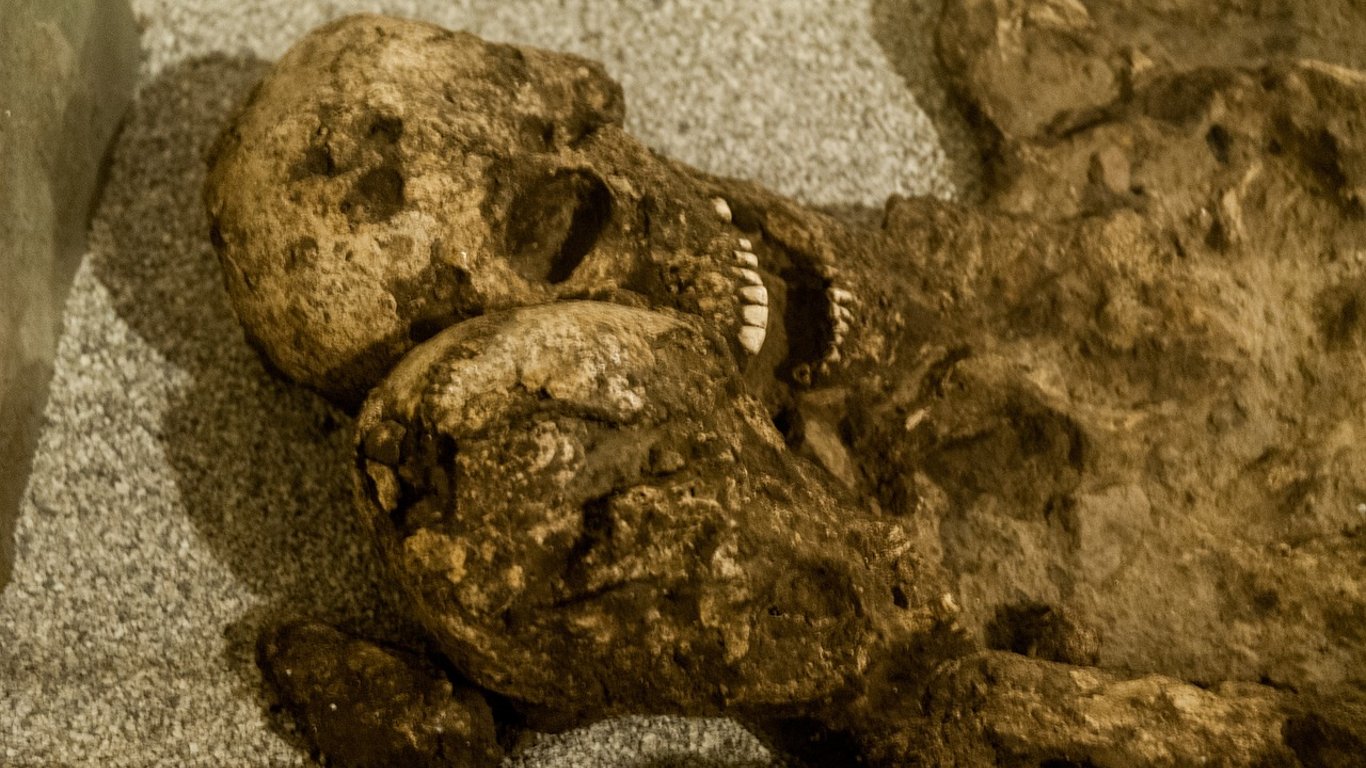 В Китае раскопали останки влюбленных в объятиях