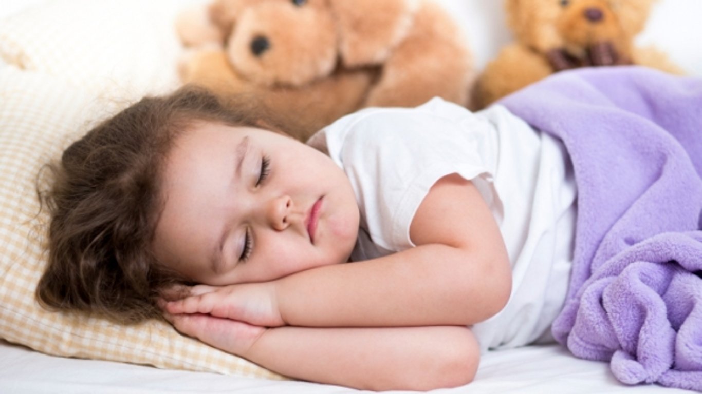Скільки має спати дитина у різному віці