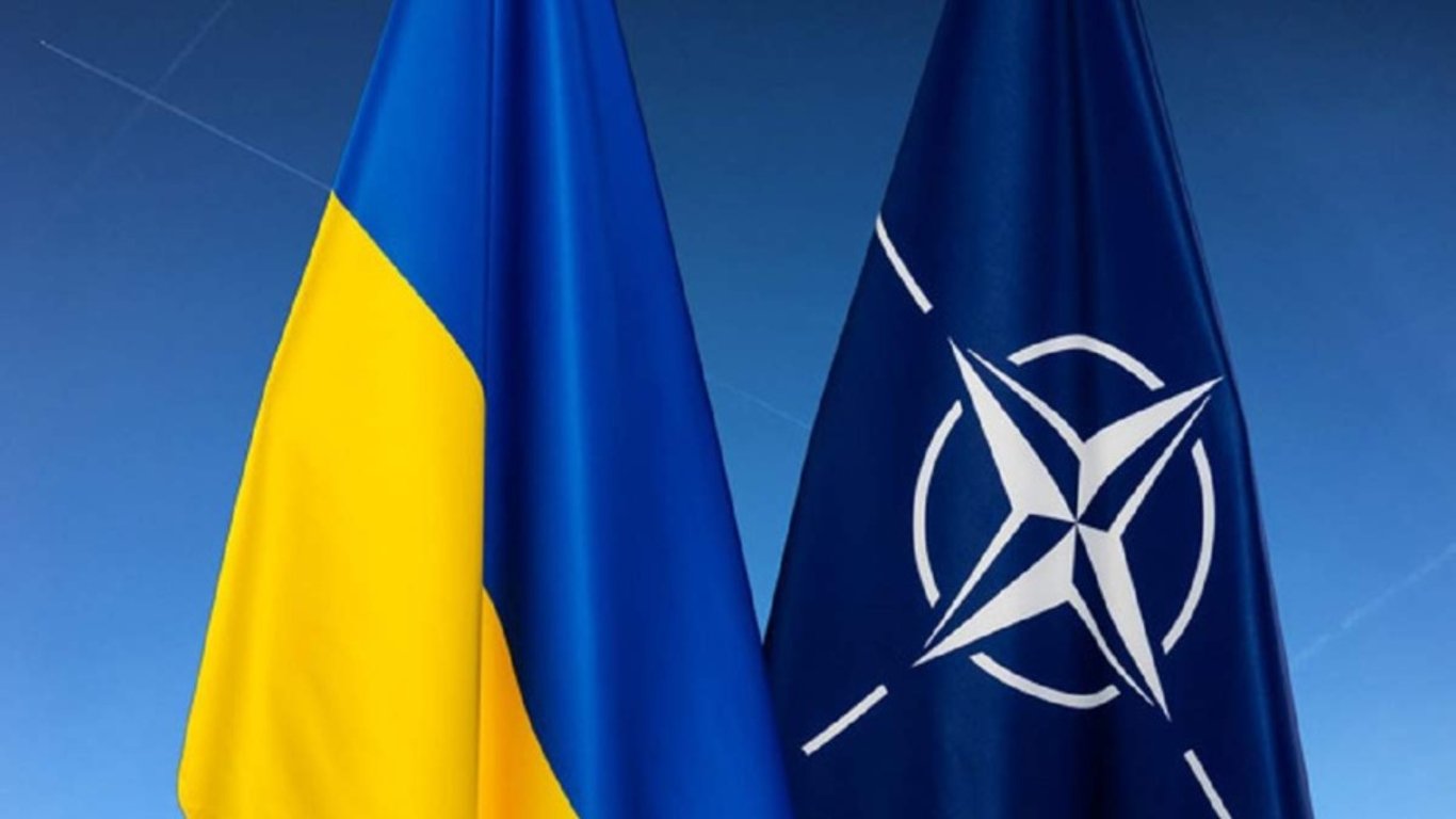 Стало известно, сколько украинцев поддерживают вступление Украины в НАТО и ЕС