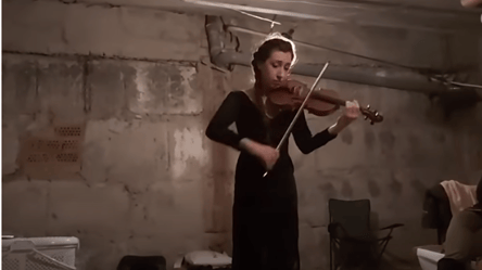Девушка играет на скрипке в бомбоубежище Харькова, чтобы успокоить людей. Видео - 285x160