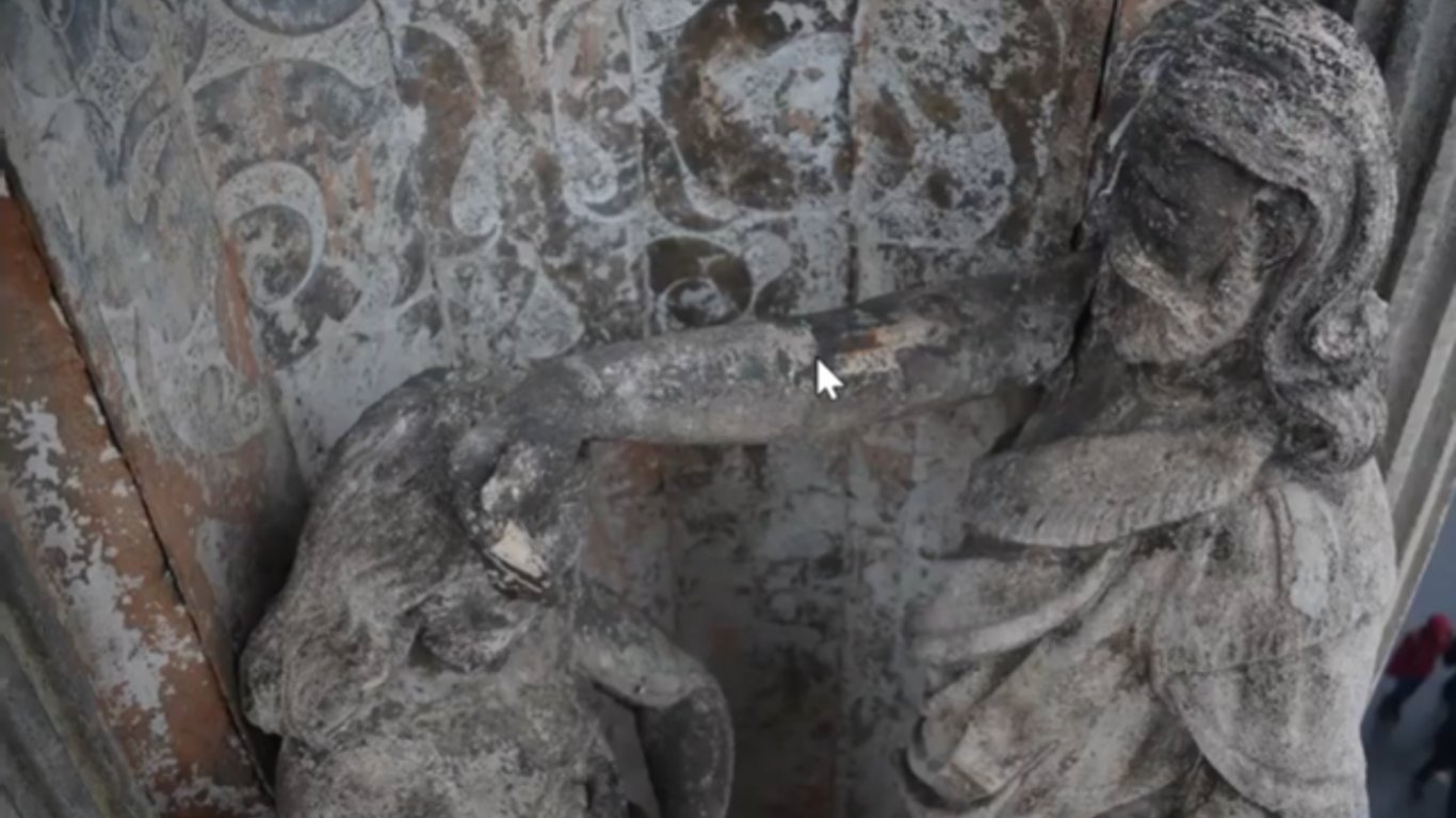 У Львові демонтують давню скульптуру - вона в аварійному стані