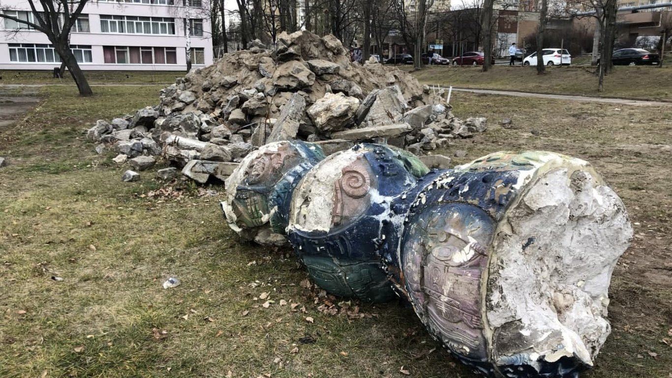 На Виноградаре уничтожили уникальную скульптуру - Новости Киева