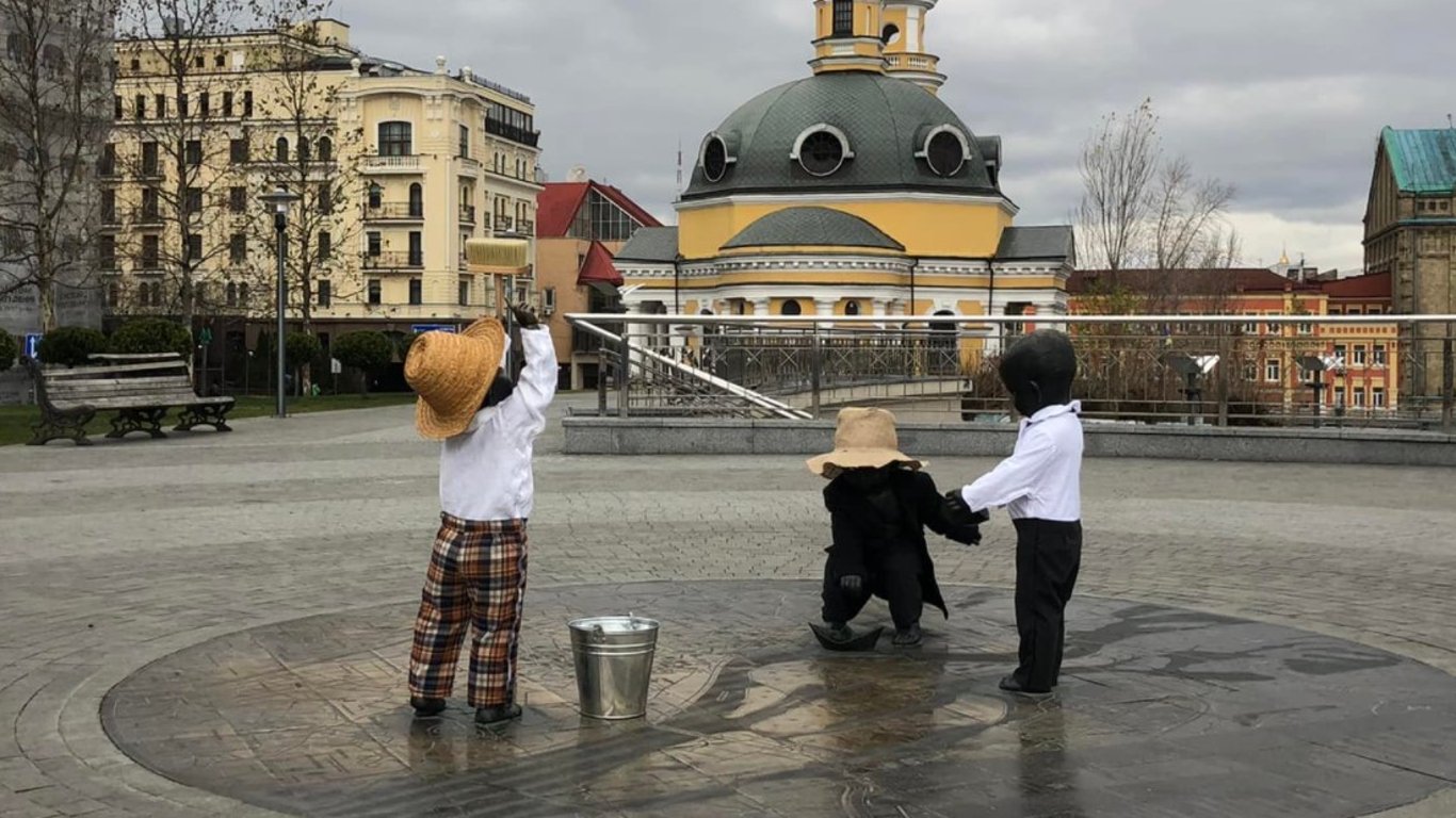 Пам'ятники у Києві – на Поштовій площі скульптури одягли у героїв відомого роману - фото