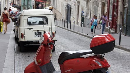 Во Франции грабитель на скутере вынес из ювелирного бутика украшения стоимостью до 3 миллионов евро. Видео - 285x160