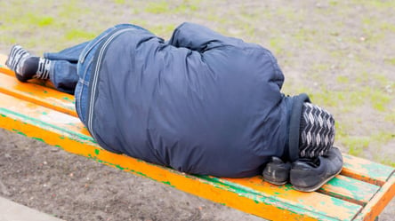 У Києві п'яний чоловік ледь не помер від холоду: у нього почалися судоми. Відео - 285x160