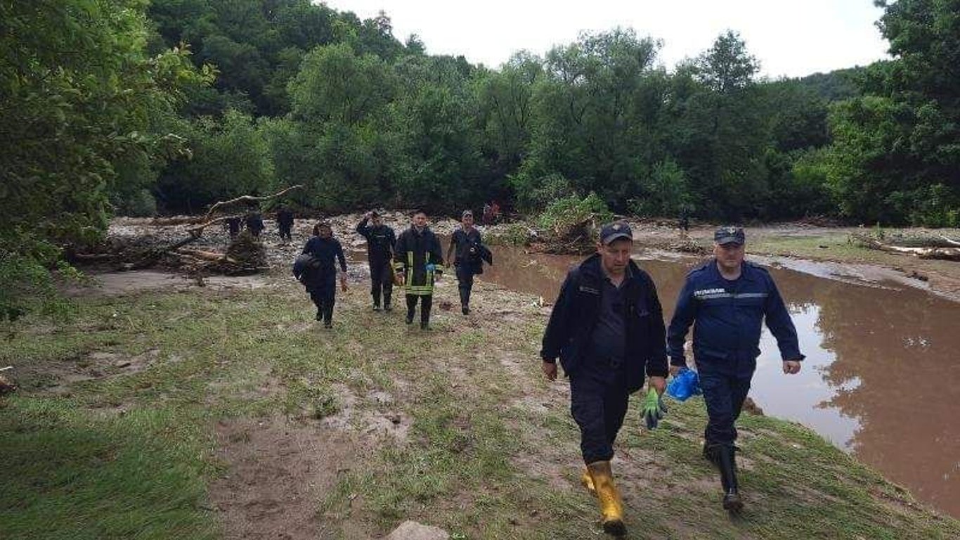 В Тернопольской области дождем смыло машину с людьми: погибли трое