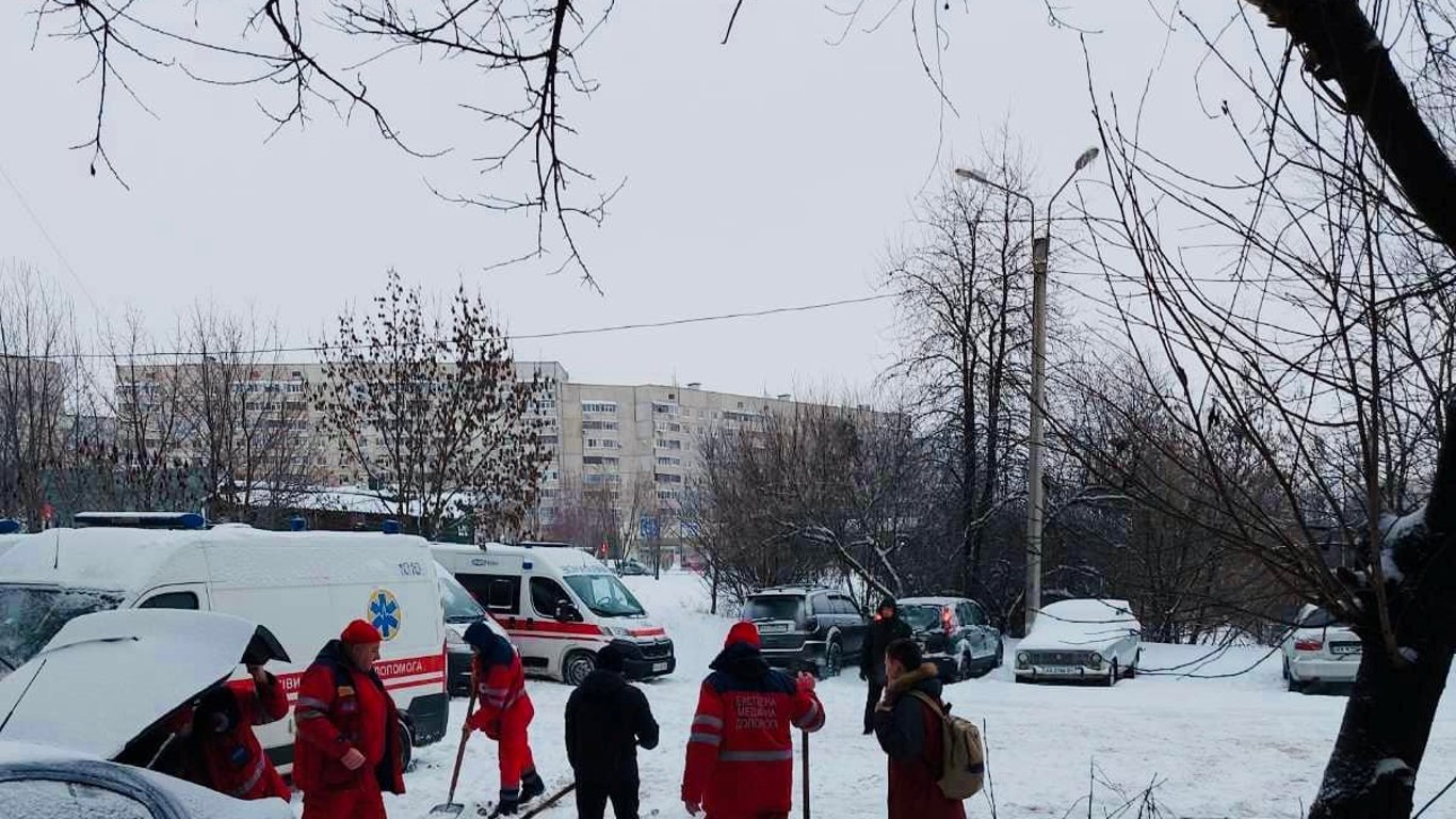 Медики чистят снег в Харькове
