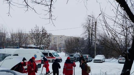 В Харькове не хватает дворников: за лопаты взялись медики. Фото - 285x160