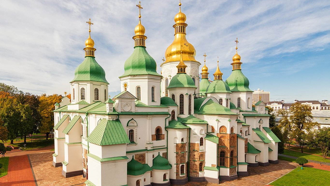 Уникальное золотое украшение XII в. лежало возле Софии Киевской - фото